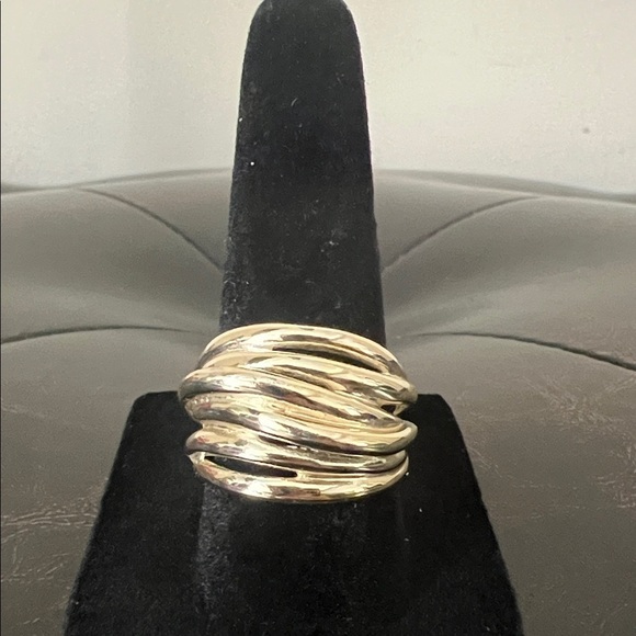 Elegant Gold-Tone Women's Ring - Picture 1 of 8